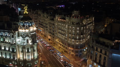 Nächtlicher-Zeitraffer-Des-Verkehrsflusses-Auf-Der-Gran-Via-In-Madrid-Und-Des-Gebäudes-Der-Metropole