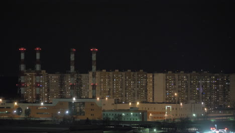 Complejo-De-Apartamentos-Y-Planta-De-Energía-Térmica-En-La-Ciudad-De-Noche
