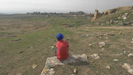 Eine-Steadicam-Aufnahme-Eines-Jungen,-Der-Die-Ruinen-Des-Antiken-Hierapolis-Betrachtet