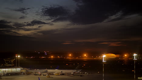 Flughafen-Bei-Nacht-Einsteigen-Und-Abheben-Des-Flugzeugs