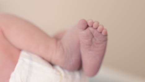 Neugeborenes-Baby-Mit-Beweglichen-Füßen