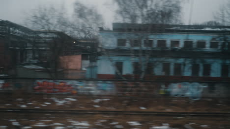 Blick-Auf-Die-Trübe-Herbststadt-Vom-Fahrenden-Zug-Russland-Aus