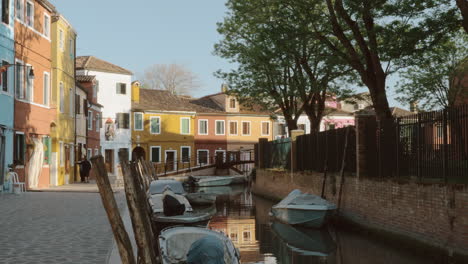 Kanal-Mit-Booten-Und-Farbigen-Häusern-Auf-Der-Insel-Burano,-Italien
