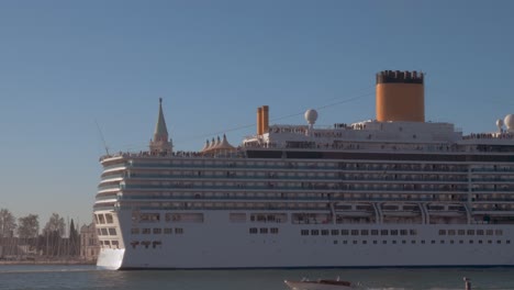 Luxury-cruise-liner-coming-in-to-dock