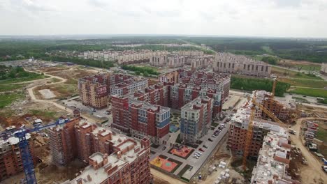 Überfliegen-Eines-Wohnkomplexes-Mit-Neu-Gebauten-Und-Unfertigen-Gebäuden-In-Russland