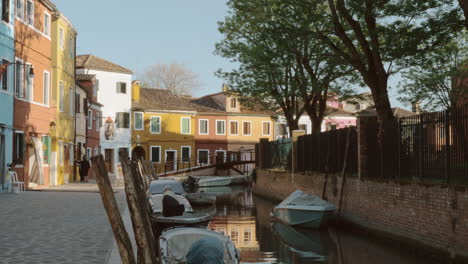 Calle-Con-Canal-Y-Casas-De-Colores-En-La-Isla-De-Burano,-Italia.