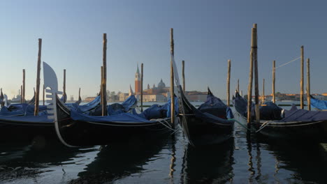 Venedig-Wasserszene-Mit-Gondeln,-Die-Italien-Festmachen