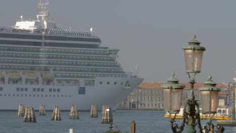 Kreuzfahrtschiff-Segelt-In-Venedig,-Italien