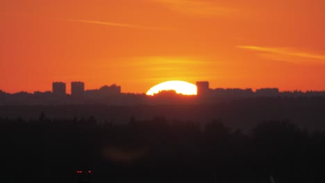 Sun-going-down-behind-the-city-skyline