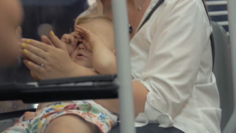 Madre-Con-Bebé-Somnoliento-En-El-Autobús