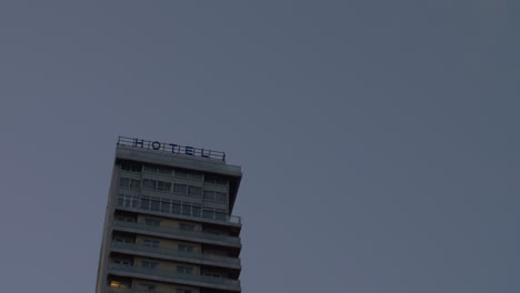 Eine-Einsame-Spitze-Eines-Hotelgebäudes