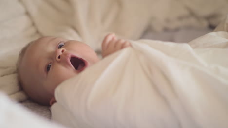 Ruhiges-Baby-Von-Sieben-Monaten,-Das-Auf-Dem-Bett-Liegt
