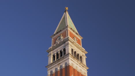 St.-Marks-Glockenturm-Auf-Blauem-Himmelshintergrund