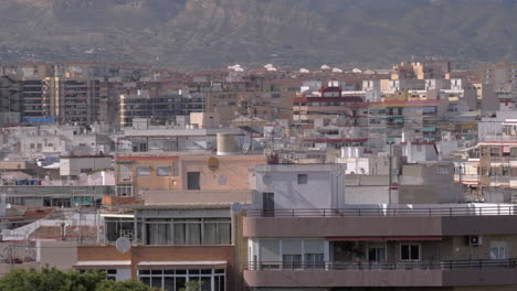 Eine-Panoramaaufnahme-Der-Stadtlandschaft-Von-Alicante
