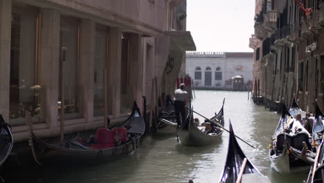 Gondola-boats-with-a-gondolier