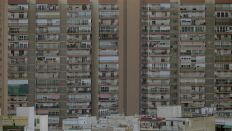 Wohnblock-In-Alicante,-Spanien,-Außenansicht