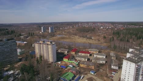 Luftaufnahme-Einer-Gemeinde-Am-Stadtrand,-Frühlingsansicht,-Russland