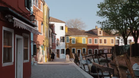 Casas-Pintadas-De-Colores-Brillantes-En-La-Calle-Con-Canal-Isla-De-Burano-Italia