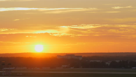 Flugzeug-Startet-Bei-Sonnenuntergang