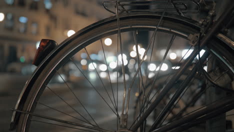 Tráfico-De-Coches-Y-Bicicletas-En-La-Ciudad-De-Noche.