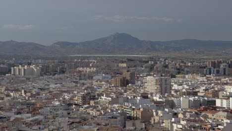 Una-Vista-Aérea-De-La-Soleada-Alicante-Contra-Hermosas-Montañas.