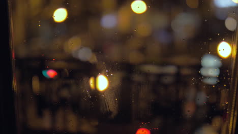 Regentropfen-Auf-Einem-Fenster-In-Der-Nacht