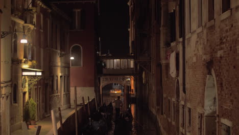 Gondolier-with-gondola-boats-in-Venice-Italy