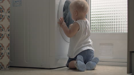 Neugieriges-Kleines-Kind,-Das-Zu-Hause-Auf-Die-Waschmaschine-Schaut