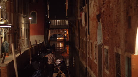 Una-Vista-Nocturna-Del-Canal-De-Venecia-Con-Una-Góndola.