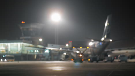 Avión-A-Reacción-En-La-Terminal-Del-Aeropuerto-Por-La-Noche.