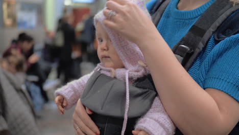 Mum-with-baby-daughter-in-kangaroo-carrier-at-the-airport