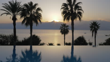 Resort-Szene-Am-Pool-Bei-Sonnenuntergang-Mit-Blick-Auf-Das-Meer