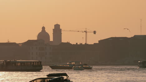 Wassertransportverkehr-In-Venedig,-Italien,-Blick-Auf-Den-Sonnenuntergang