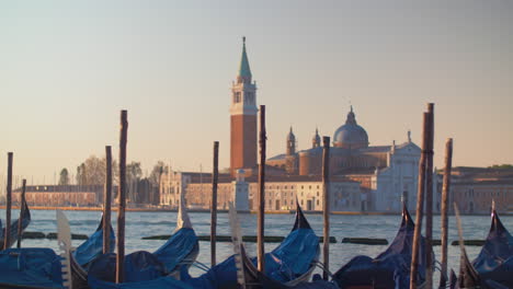 Barcos-De-Góndola-Cubiertos-En-Venecia,-Italia.