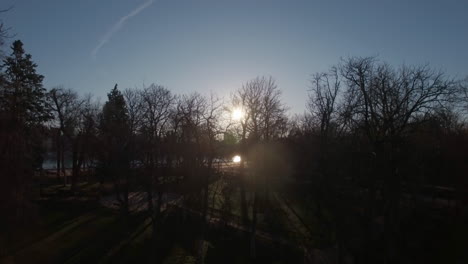 Luftaufnahme-Des-Buen-Retiro-Parks-Am-Sonnigen-Wintermorgen-In-Madrid,-Spanien