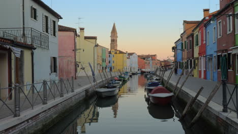 Ruhige-Straße-Mit-Kanal-Und-Farbigen-Häusern-Auf-Der-Insel-Burano,-Italien