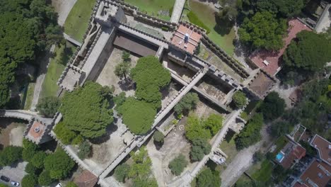 Drone-shot-of-castle-São-Jorge-in-Lisbon,-Portugal