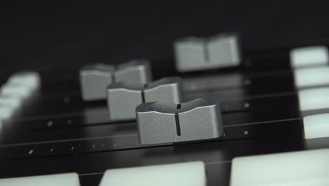 RødeCaster-Duo-Audio-Equipement-in-detail