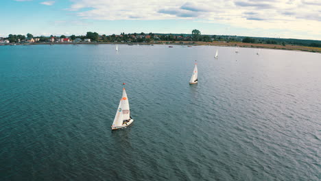 Luftaufnahme-Einer-Yacht-Auf-Dem-Meer-Mit-Ufer-Im-Hintergrund