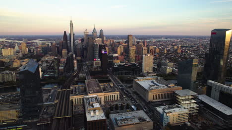 Aerial-view-tilting-toward-the-skyline-of-Philadelphia,-autumn-sunset-in-USA