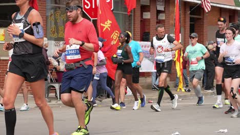 Many-Runners-in-Action-at-Chicago-Marathon-2023