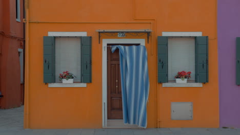 Eine-Leuchtend-Gelbe-Fassade-Eines-Kleinen-Hauses-In-Burano,-Italien