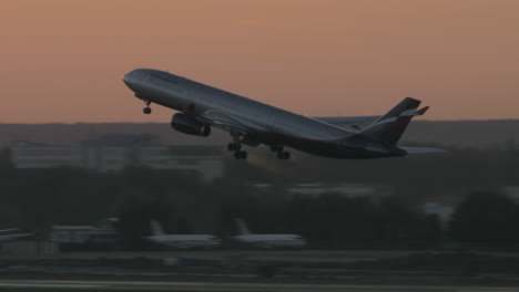 Airbus-A330,-Der-Bei-Sonnenuntergang-Vom-Moskauer-Flughafen-Abfliegt,-Russland
