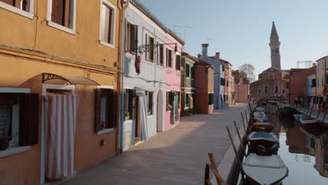 Ein-Wunderschöner-Blick-Auf-Das-Italienische-Burano-Mit-Farbenfrohen-Fassaden-Und-Booten-Auf-Einem-Schmalen-Kanal