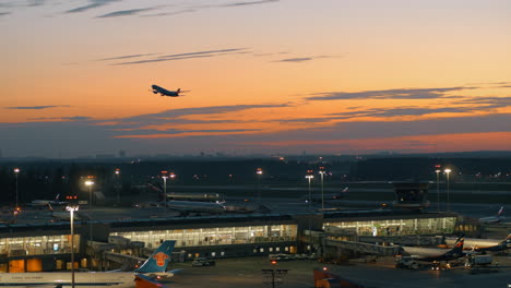 Abendansicht-Von-Flugzeugen-Am-Terminal-D-Des-Flughafens-Scheremetjewo-In-Moskau,-Russland