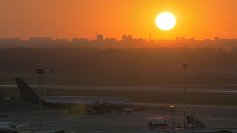 Goldener-Sonnenuntergang-Und-Blick-Auf-Den-Flughafen