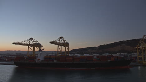 Zeitraffer-Von-Kränen,-Die-Frachtschiffe-Im-Spanischen-Industriehafen-Mit-Containern-Beladen