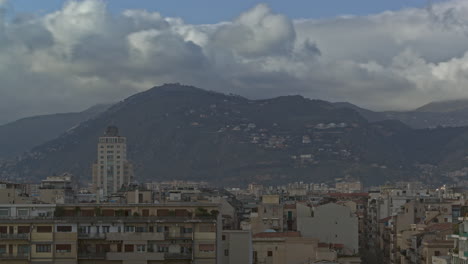 Zeitraffer-Von-Wolken-über-Palermo,-Italien,-Stadtszene-Mit-Grünen-Hügeln