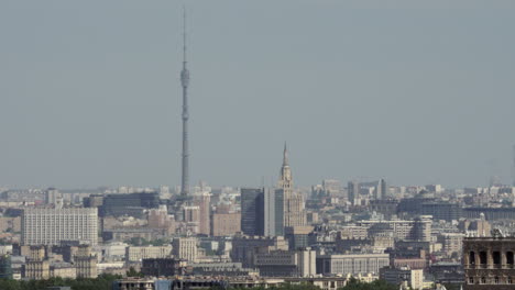 Un-Paisaje-Urbano-De-Moscú-Con-Una-Torre-De-Televisión-En-Un-Día-Soleado.