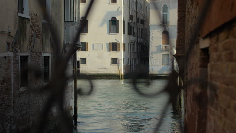 Ein-Teil-Eines-Venezianischen-Viertels,-Das-Durch-Das-Durchbrochene-Gitter-Gesehen-Wird